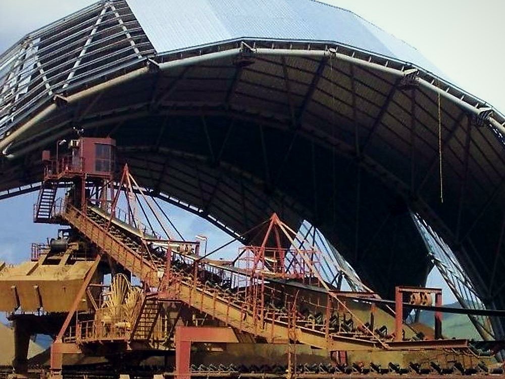 Stacker-reclaimer di stockyard tertutup